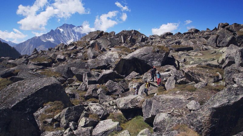 Bergsteiger wandern auf den Felsen des Berges Haba im Südosten des Landkreises Shangri-La. – Bild: Bergblick