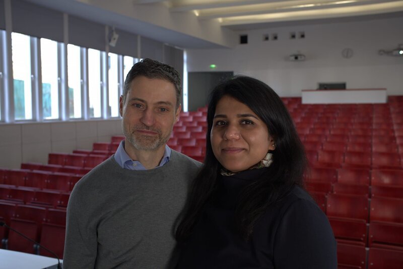 Meron Mendel und Saba-Nur Cheema bei ihrem Vortrag „Die deutsche Debatte nach dem 7. Oktober“ an der FU Berlin. – Bild: ZDF und Mustafa Zangana.