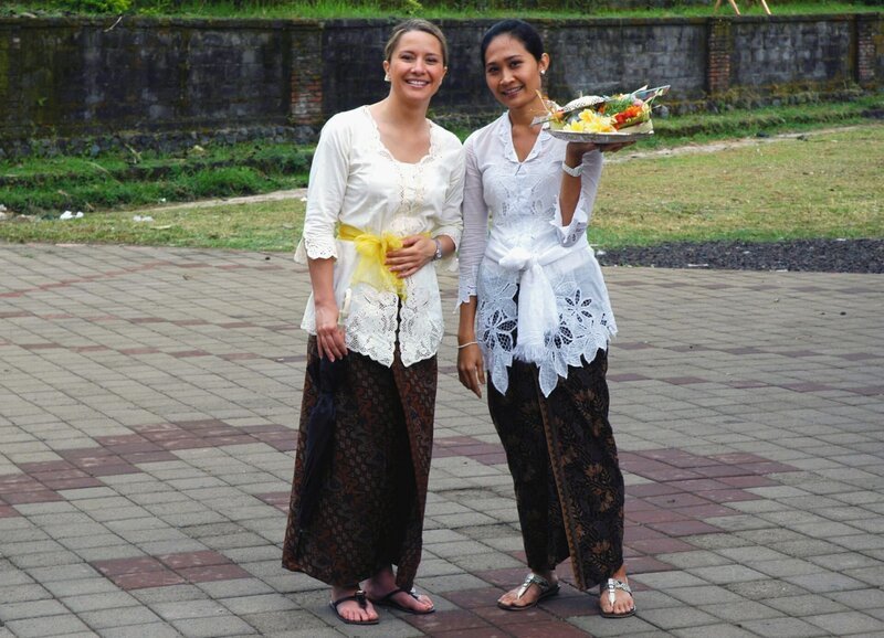 SF unterwegs – Bali Moderatorin Wasiliki Goutziomitros mit Balinesin – Bild: SF