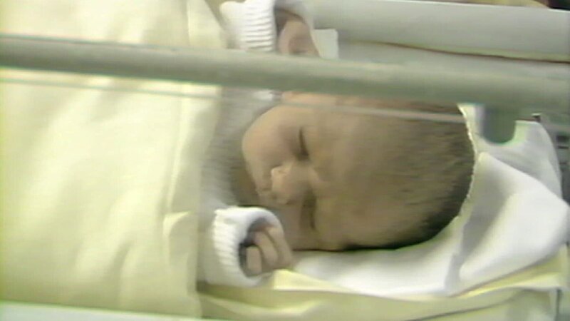 Neugeborenes in der Säuglingsstation eines Krankenhauses. – Bild: BR, WDR /​ BR/​WDR