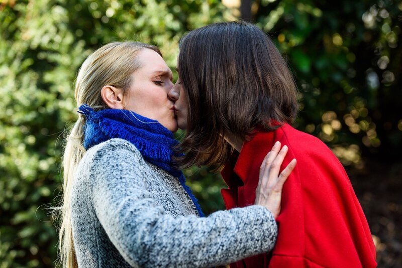 Jenny (Kaja Schmidt-Tychsen, r.) überrumpelt Theresa (Mareile Moeller) mit einem Kuss, um sie danach damit zu erpressen … +++ – Bild: RTL /​ Willi Weber
