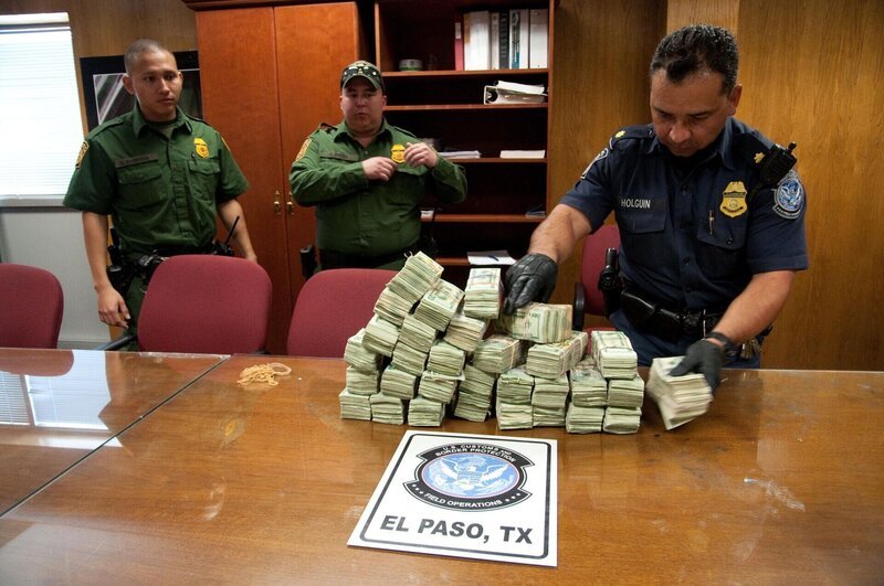 El Paso, TX: Officer Holguin and two agents counting a big pile of confiscated cash. Laundered money is one illegal item which is regularly smuggled across the border. This money would likely have been sent to a drug cartel. – Bild: 2015 National Geographic Partners, LLC. All rights reserved. Lizenzbild frei