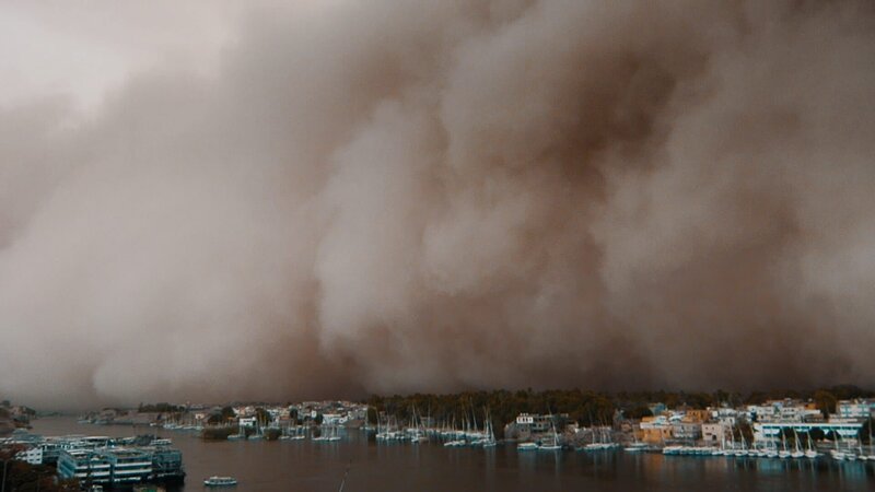 A massive sandstorm blankets the Egyptian city of Aswan in darkness, sinking a tourist boat and damaging a museum. The sandstorm left significant economic and infrastructural damage in the city, including the destruction of at least four houses, 216 uprooted palm trees and severe delays on flights in and out of Aswan. – Bild: For Show Promotion Only