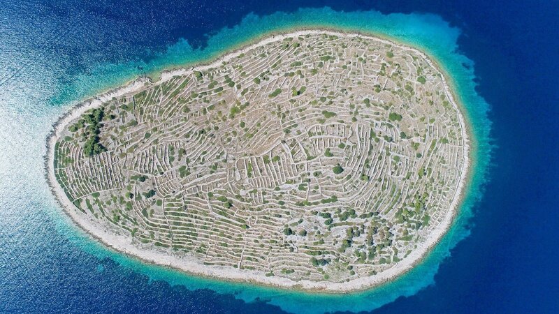 Luftaufnahme von Fingerprint Island +++ – Bild: RTL/​ © Wag TV