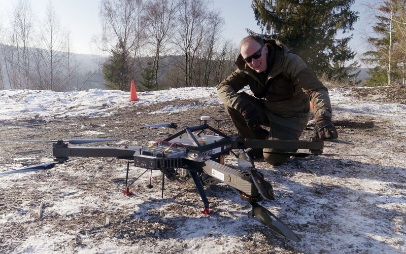 Pete Kelsey with University of Wageningen’s LiDAR scanning Riegl RiCopter. – Bild: Nathan Williams /​ National Geographic