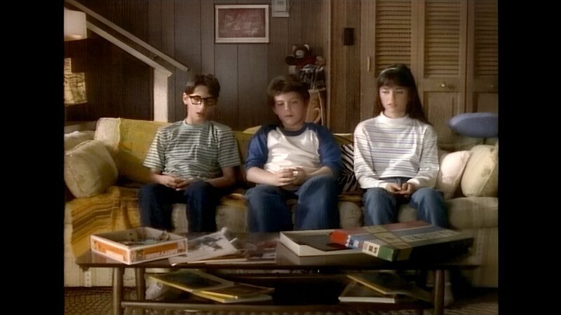 Kevin (Fred Savage, mi.), Winnie (Danica McKellar) und Paul (Josh Saviano) wollen unbedingt verhindern, dass ein Wäldchen abgeholzt wird, in dem sie als Kinder immer spielten. – Bild: RTL Zwei