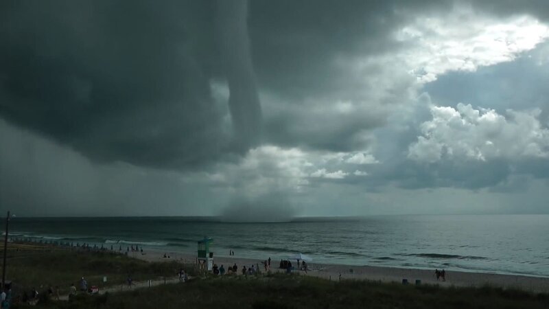 A waterspout seen from the beach over the ocean. – Bild: Discovery Communications
