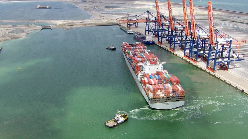 100.000 Container pro Woche werden in Rotterdam umgeschlagen – Rekord in Europa. – Bild: WDR /​ © WDR/​Vidicom/​Pro Printobjekt dürfen maximal 3 Fotos verwendet werden