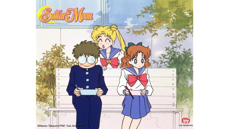 Luna klärt die Sailor-Kriegerinnen über ihre wahre Aufgabe auf. Umino hat sich in Naru verknallt und möchte unbedingt mit ihr ausgehen. Um als Held zu glänzen, kämpft er schließlich als Tuxedo Mask um ihre Gunst. – Bild: RTL Zwei