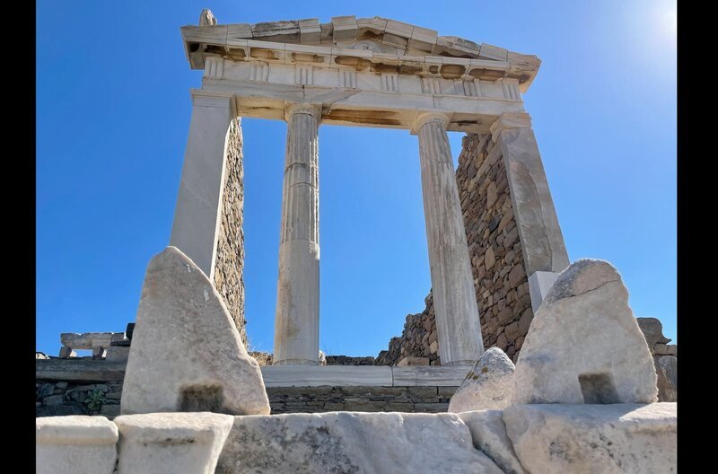 Die Aufführung von „The (uncertain) Four Seasons“ findet bei Neumond am 30. Mai 2022 vor antiker Kulisse statt. Delos, die mythische Insel in der Ägäis, ist mit ihrer großen Zahl antiker Bauwerke Weltkulturerbe. – Bild: Tilo Krause / Die Aufführung von ?The (uncertain) Four Seasons? findet bei Neumond am 30. Mai 2022 vor antiker Kulisse statt. Delos, die mythische Insel in der Ägäis, ist mit ihrer großen Zahl antiker Bauwerke Weltkulturerbe. Die Aufführung von „The (uncertain) Four Seasons“ findet bei Neumond am 30. Mai 2022 vor antiker Kulisse statt. Delos, die mythische Insel in der Ägäis, ist mit ihrer großen Zahl antiker Bauwerke Weltkulturerbe. – Bild: Tilo Krause / Die Aufführung von ?The (uncertain) Four Seasons? findet bei Neumond am 30. Mai 2022 vor antiker Kulisse statt. Delos, die mythische Insel in der Ägäis, ist mit ihrer großen Zahl antiker Bauwerke Weltkulturerbe.