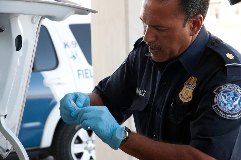 Pharr International Bridge, Pharr Texas USA: CBP Officer Demille tests the drugs which turns out to be positive for Meth. (Photo Credit: NGT/​ Kevin Cunningham) – Bild: NGT /​ Kevin Cunningham Lizenzbild frei
