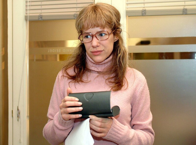 Lisa (Alexandra Neldel) begutachtet beeindruckt Davids Dankeschön – einen silbernen Kugelschreiber mit Firmenaufdruck. (Dieses Foto von Alexandra Neldel darf nur in Zusammenhang mit der Berichterstattung über die Serie „Verliebt in Berlin“ veröffentlicht und verbreitet werden.) – Bild: SAT.1 /​ Monika Schürle Eigenproduktionsbild frei