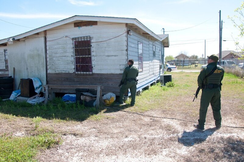 TEXAS, USA: Border Patrol agents inspect a home near the Texas-Mexico border, suspicious that its inhabitants may be illegal smugglers. – Bild: 2015 National Geographic Partners, LLC. All rights reserved. Lizenzbild frei