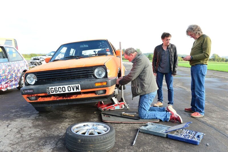 Episode 1 Picture Shows: Jeremy Clarkson, Richard Hammond and James May repairing Jeremy’s Volkswagen Golf GTi Mk2 – Bild: RTL /​ BBC Worldwide 2014