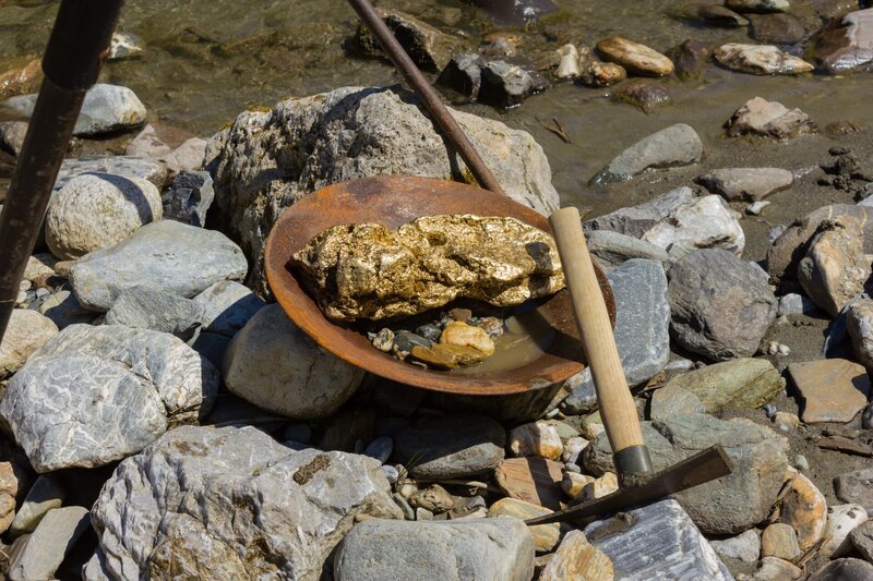 Gold Nugget mining from the River, with a gold pan, and find some big gold nugget. – Bild: Shutterstock /​ Shutterstock /​ Copyright (c) 2016 Flugklick/​Shutterstock. No use without permission.