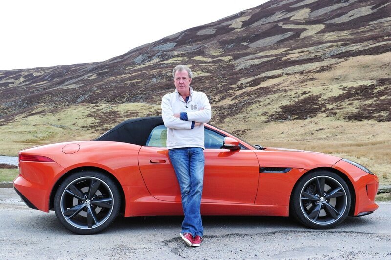 Jeremy Clarkson mit einem Jaguar F-Type. – Bild: RTL /​ BBC Worldwide 2013