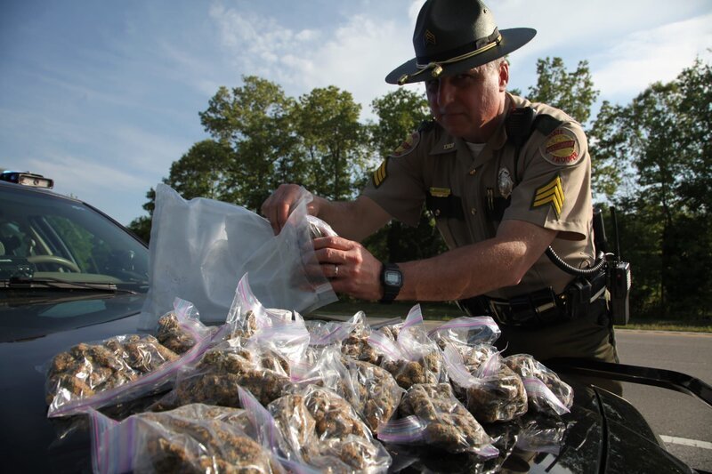 Ein Polizist beschlagnahmt in Nashville Gras und Marihuana. – Bild: National Geographic Channels /​ Wall to Wall Media