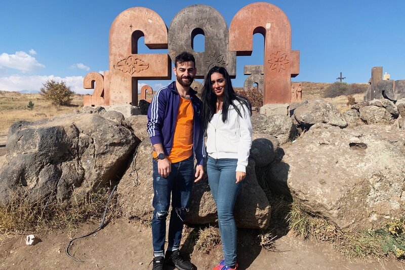 Meine fremde Heimat Armenien Ando und Giada beim Denkmal des armenischen Alphabets 2020 SRF – Bild: SRF2