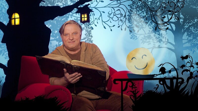 Axel Prahl erzählt das Märchen „Vom dicken, fetten Pfannkuchen“. – Bild: rbb/​Hanna Boussouar