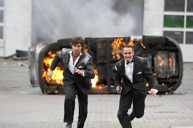 Ben (Tom Beck, l.) und Semir (Erdogan Atalay) können sich in letzter Sekunde in Sicherheit bringen, bevor die KTU explodiert … – Bild: RTL /​ Guido Engels