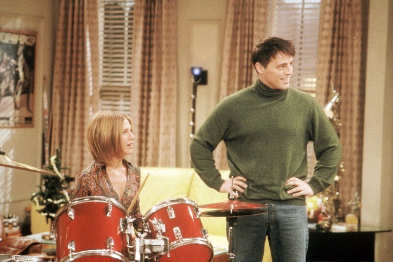 Joey (Matt LeBlanc, r.) übt mit Rachel (Jennifer Aniston, l.) einen Song auf seinem neuen Schlagzeug ein … – Bild: ProSieben Media AG