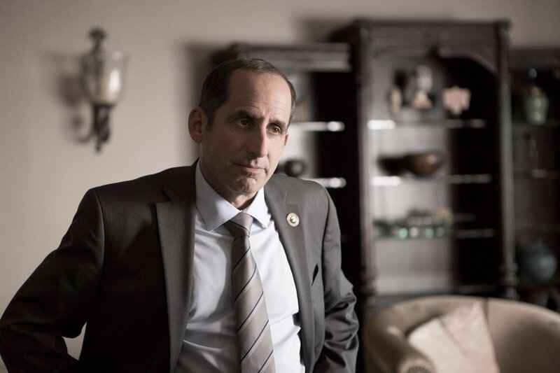 Pictured: Peter Jacobson as Proxy Alan Snyder – Bild: 2017 USA Network Media, LLC