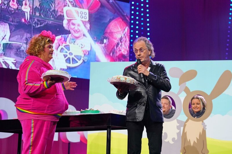 Ilka Bessin und Hugo Egon Balder werfen Gästen Torten ins Gesicht. +++ Die Verwendung des sendungsbezogenen Materials ist nur mit dem Hinweis und Verlinkung auf RTL+ gestattet. +++ – Bild: RTL /​ Stefan Gregorowius /​ 40 Jahre RTL Comedy