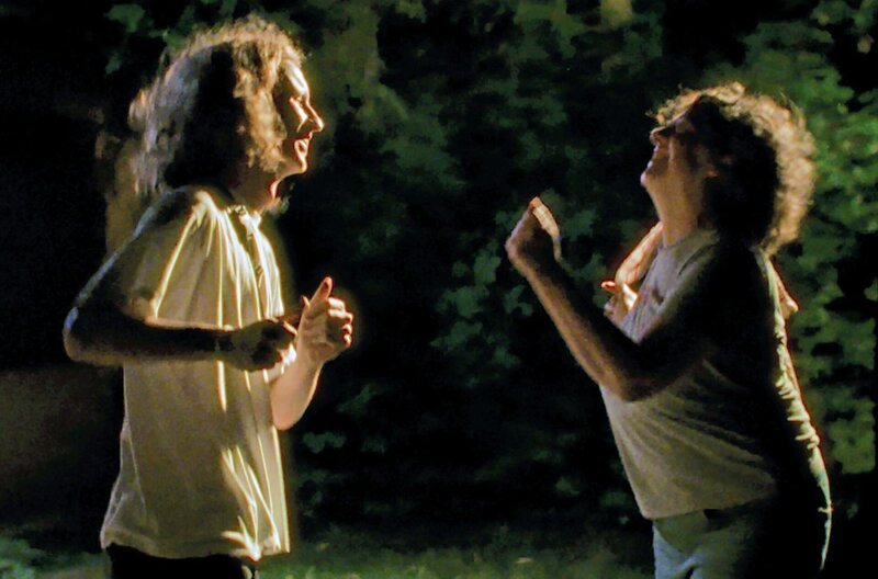 Toni (Elias Maria Burckhardt) kann mit Cara (Mieke Schymura) einfach tanzen und Spaß haben. – Bild: SWR/​Filmakademie Baden-Württemberg /​ © SWR/​Filmakademie Baden-Württemberg