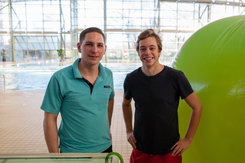 Tobi und Ludwig Sechers (links) im Olympiabad.Â – Bild: BR/​megaherz GmbH/​Hans-Florian Hopfner