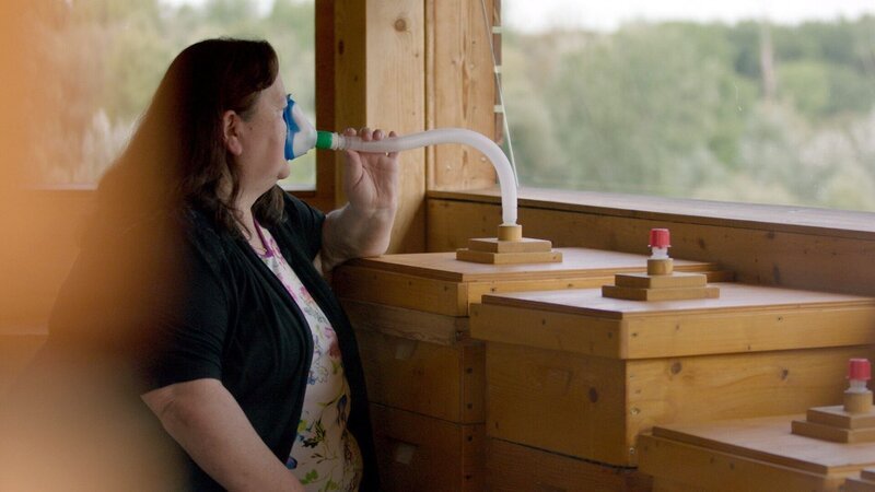 Patientin Anneliese Baumann bei der Bienenluft-Therapie. – Bild: ORF/​D5 Produktion