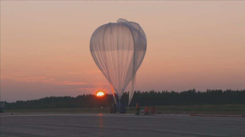 Mit Forschungsballons messen Wissenschaftlerinnen und Wissenschaftler die Zusammensetzung der Stratosphäre. – Bild: ZDF und Crestar Productions 2021./​Crestar Productions 2021