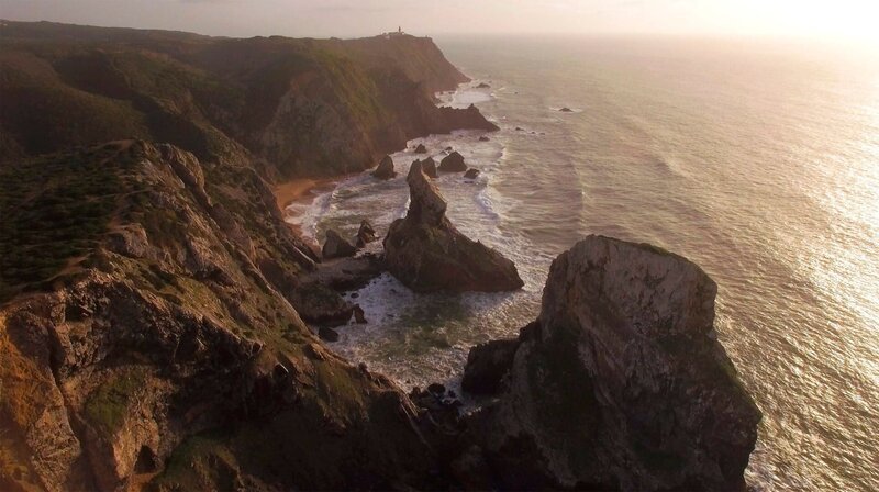 Luftbild des Meeres und der Klippen, Cabo de Gata, Spanien. – Bild: phoenix/​ZDF/​TATU FILMS & BAMBOO STUDIOS