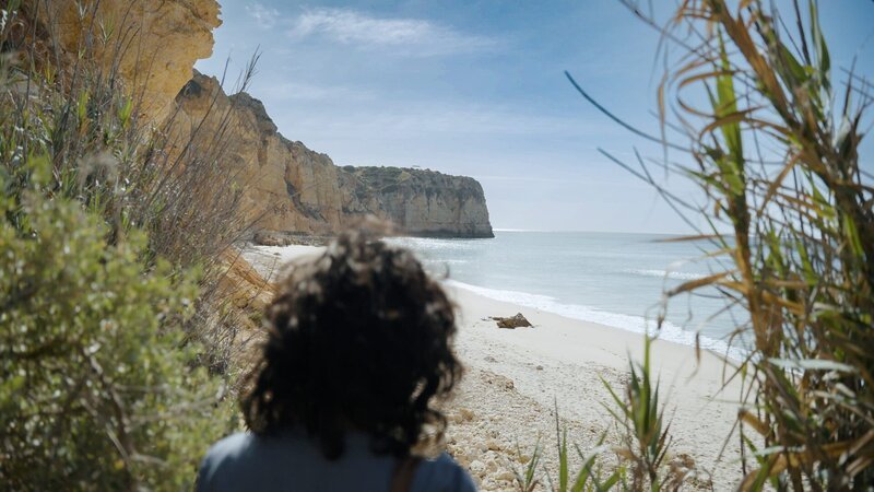 Ein gemeinsamer Badeurlaub an einem Strand in Portugal – oder eine paradiesische Falle? – Bild: ZDF und Pascal Berneburg./​Pascal Berneburg