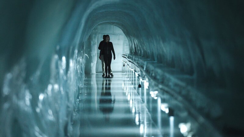 Gäste im Eispalast auf dem Jungfraujoch – Bild: SWR/​Florianfilm