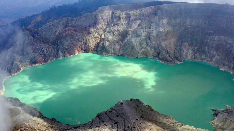 Der Kawah Ijen auf Java. Das Wasser seines Kratersees ist extrem säurehaltig. – Bild: phoenix/​ZDF/​Sam Caro