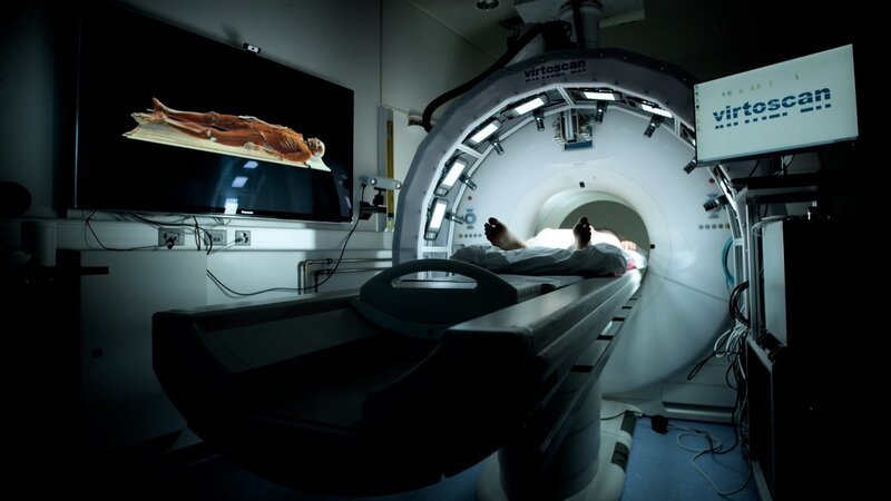 Spurensuche mit virtueller Autopsie: Mit einem 3D-Scanner und Computertomographen wird das Unfallopfer untersucht. Ohne Öffnung des Körpers soll die Untersuchung zeigen, wie und woran der Mann verstorben ist. – Bild: ZDF und Olaf Bitterhoff.