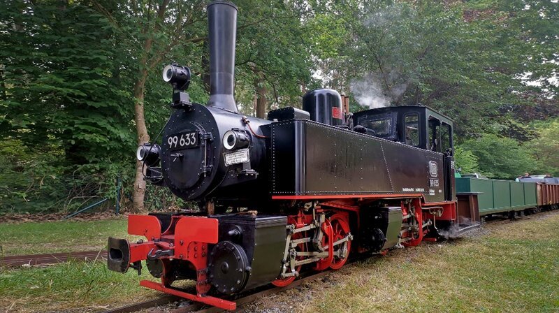 Eine TSSD, eine bekannte noch dazu. Die Eisenbahn-Romantik-Lok. Aber das ist nicht das Original. Das ist ein Modell in 1:4 – voll fahrbereit. – Bild: SWR