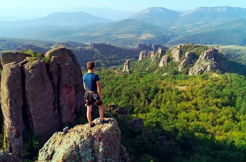 Todor Tsankov gehört zu Bulgariens talentiertesten Kletterern. Jeder Stein ist für ihn ein Übungsplatz. – Bild: phoenix/​Docdays Production/​Sven Klöpper