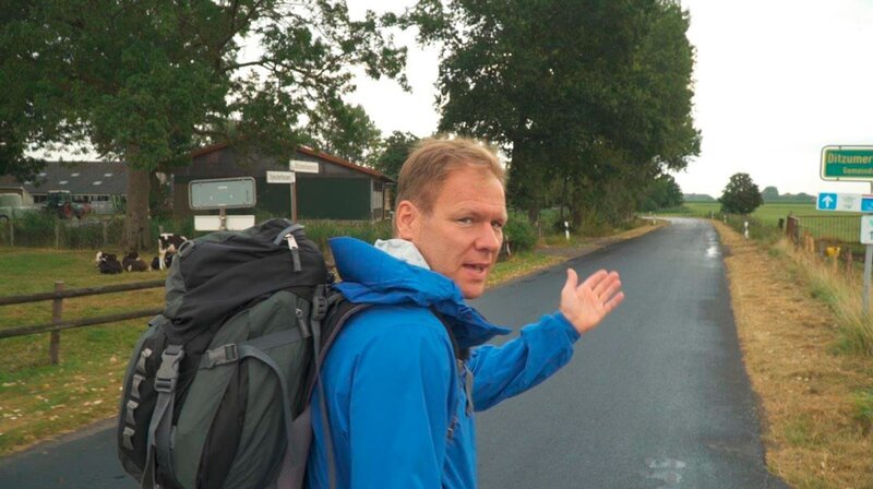 Ohne Zelt und ohne Geld: gemeinsam mit seinem Kameramann muss Thilo 50 km in drei Tagen schaffen – mit so wenig Abweichungen wie möglich. – Bild: NDR