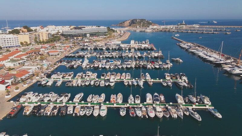 Luxus-Insel Ibiza. Die Marina Botafoch ist einer der teuersten Yacht-Häfen der Welt. – Bild: ZDF und Joshua Siegmann./​Joshua Siegmann