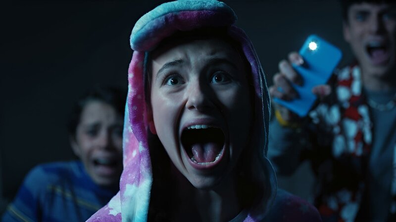 Lucy (Kensington Tallman) schreit erschrocken im Dunkeln. – Bild: hr/​Red Monk Studios srl/​ HSR S1 (FGM) Inc.