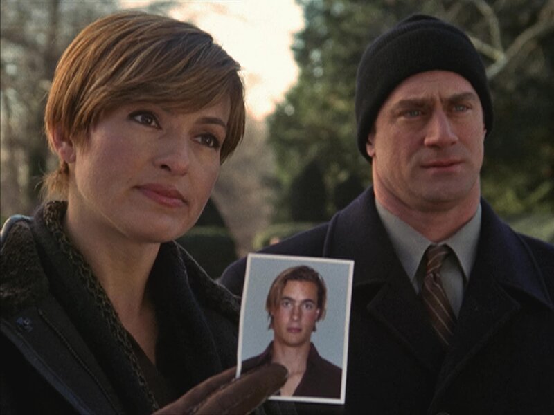 Die Detectives Benson (Mariska Hargitay) und Stabler (Christopher Meloni) haben eine Zeugin gefunden, die ihnen helfen kann. – Bild: RTLup