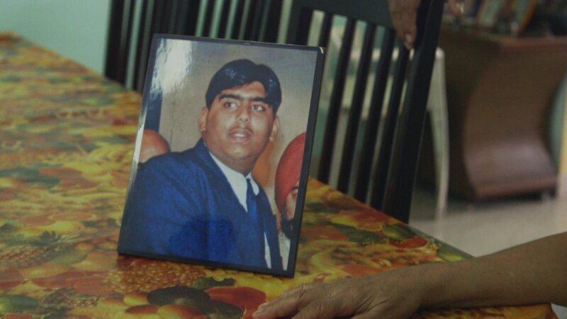 PUNJAB, INDIA- A photograph of Varun Seth, a kidney transplant victim. – Bild: National Geographic Channels /​ KATE GODFREY