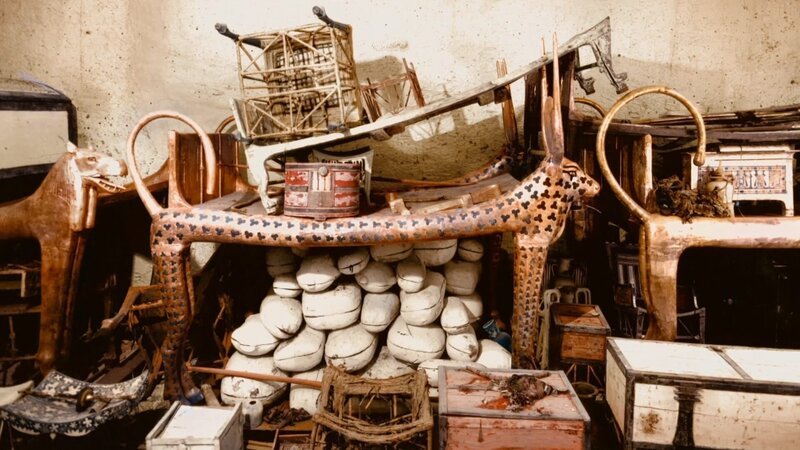 Im Jahr 1922 öffnet Howard Carter die Grabkammer Tutanchamuns. Die Räume sind voll mit kostbaren Grabbeigaben. – Bild: ZDF und @Windfall Films./​@Windfall Films