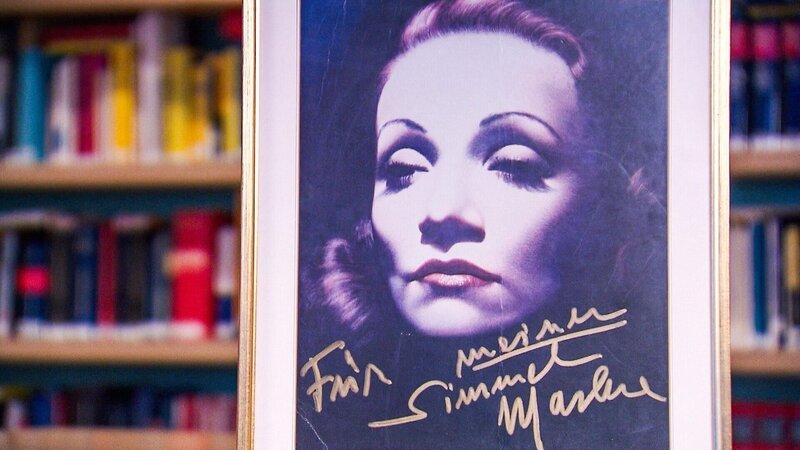 Widmung an Johannes Mario Simmel von Marlene Dietrich. – Bild: ORF/​RAUMFILM /​Gerhard Kaiser