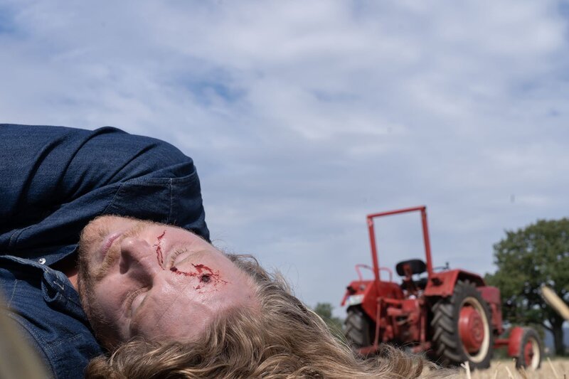 Thomas Dittmann (Alexander Koll) wird ermordet auf einem Feld aufgefunden. – Bild: ZDF und Andrea Enderlein./​Andrea Enderlein
