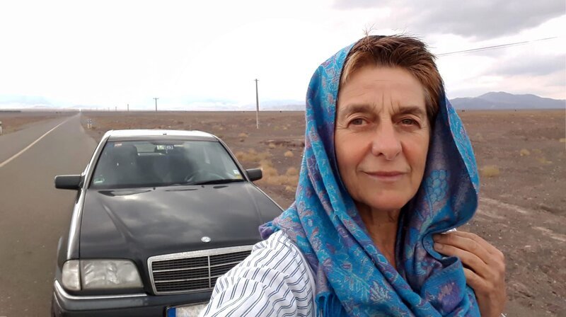 Kopftuchpflicht und nur selten Frauen am Steuer: Margot Flügel-Anhalt und ihr alter Benz unterwegs im Iran. – Bild: HR/​SWR