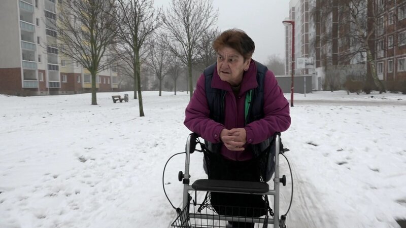 Bei Regina spielt die Gesundheit nicht mehr mit. Sie hat Probleme bei vielen Alltagsaufgaben. Wird der 70-Jährigen eine Pflegestufe bewilligt? – Bild: RTL Zwei