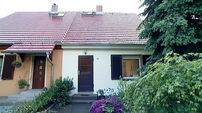 Uwe und Doris haben in Dresden ein wahres Schnäppchenhaus gefunden – für 120.000 Euro. Normalerweise kostet ein Haus in dieser Wohngegend mindestens das Doppelte. Für die Renovierung stehen den beiden maximal 25.000 Euro zur Verfügung. – Bild: RTL Zwei