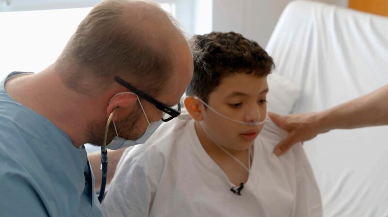 Kinderarzt Berwald untersucht Asthma-Patient Marouen. – Bild: HR/​FLOW media company